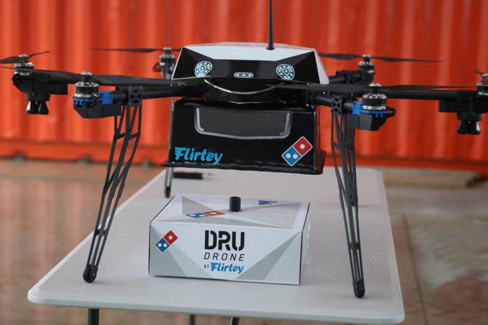
	Pizza: gigantes como Amazon.com e Google planejam fazer entregas com drones
 (Dominos / Reuters)