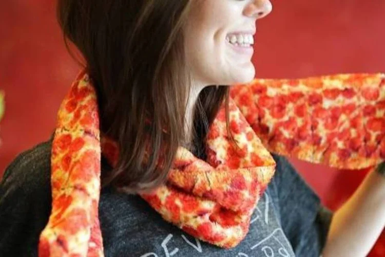 
	&quot;Hut Swag&quot;: os produtos s&atilde;o comercializados em um e-commerce exclusivo criado para a nova marca
 (Reprodução/Pizza Hut Swag)