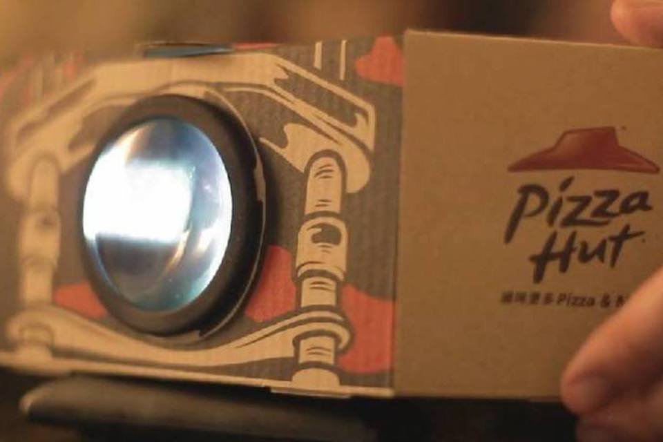 Pizza Hut transforma suas caixas em projetores de cinema