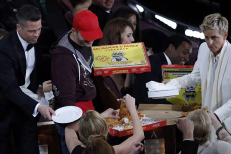 Ellen DeGeneres entrega pizzas da Big Mama's & Papa's durante a cerimônia do Oscar, em Hollywood (Lucy Nicholson/Reuters)