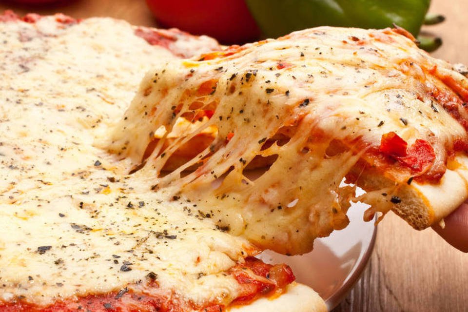 Pizza: segundo Procon de Fortaleza, estabelecimentos não podem cobrar opção com dois sabores pelo preço da mais cara (Thinkstock/olgna)