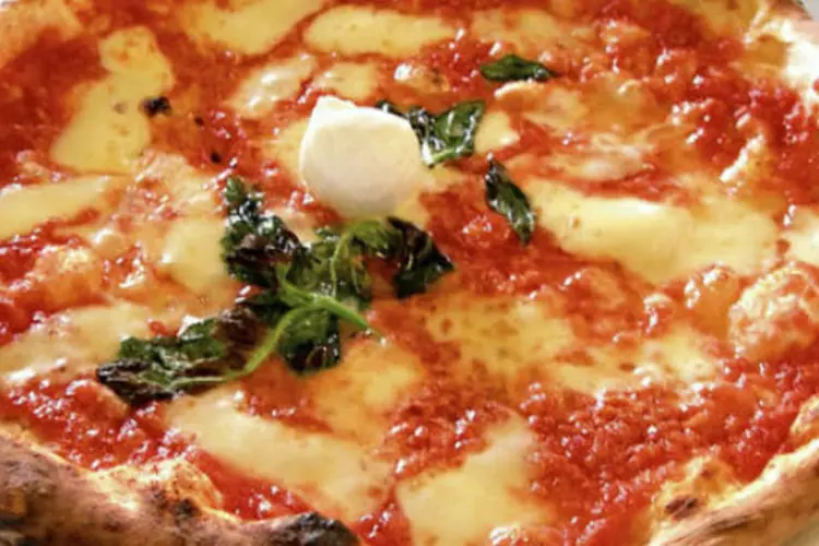 Olhar para imagens de pizzas ou comidas altamente calóricas ajuda a melhor o gosto de alimentos mais neutros ou "sem-graça" (Valerio Capello/Wikimedia Commons)