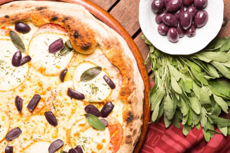 
	Pizza: desde o come&ccedil;o do ano at&eacute; agora, os brasileiros j&aacute; pagaram cerca de 880 bilh&otilde;es de reais em impostos, segundo o Impost&ocirc;metro
 (Tomas Rangel / Veja Rio)