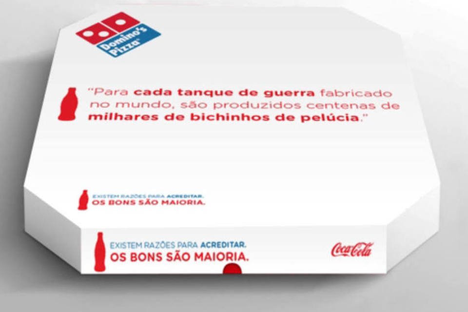 Coca-Cola e Domino`s dividem caixa de pizza