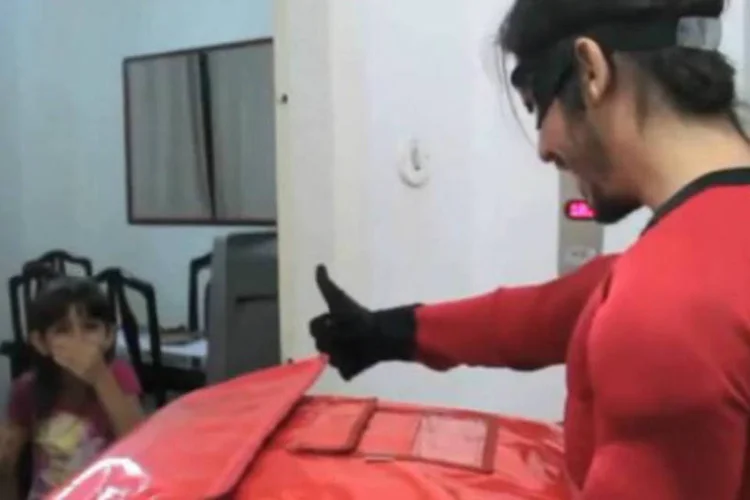 
	Pizzaria transforma entregadores em personagens infantis: caracteriza&ccedil;&atilde;o foi para gerar uma surpresa especial no&nbsp;Dia das Crian&ccedil;as
 (Reprodução/YouTube)