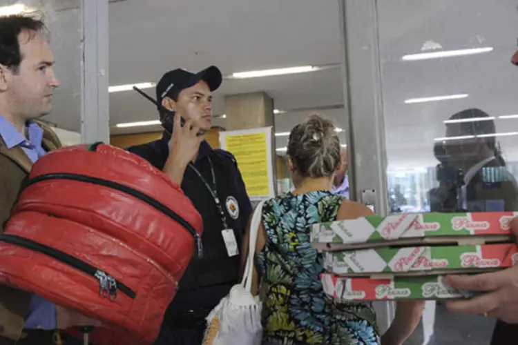 
	Manifestantes levam pizzas ao Minist&eacute;rio da Sa&uacute;de: em agosto, a pasta informou que n&atilde;o havia prazo para que a regulamenta&ccedil;&atilde;o ficasse pronta
 (Elza Fiúza/ABr)