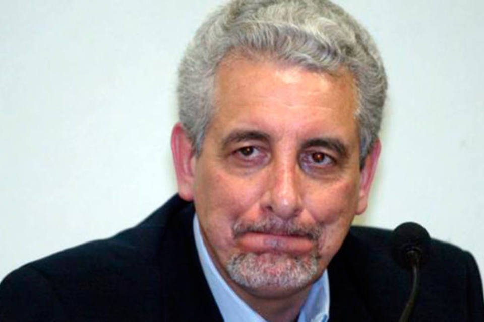 Esposa de Pizzolato tenta agredir fotógrafos