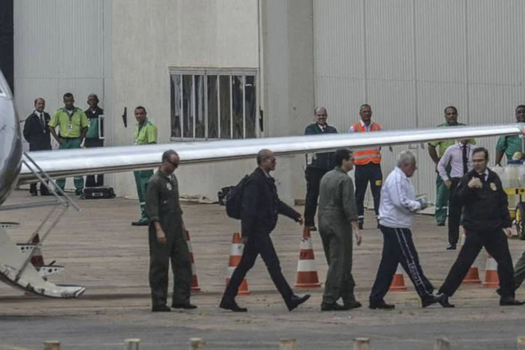 Henrique Pizzolato desembarca do avião: ex-diretor foi condenado pelo Supremo Tribunal Federal (STF) a 12 anos e sete meses de prisão (Agência Brasil)