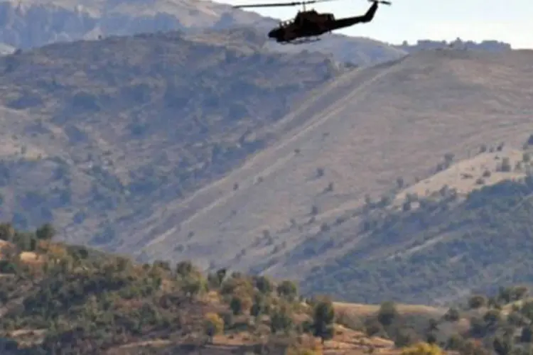 
	Helic&oacute;ptero militar turco sobrevoa a regi&atilde;o de Hakkari, perto da fronteira com o Iraque
 (Mustafa Ozer/AFP)