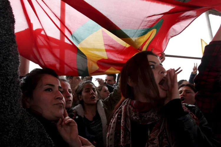 
	Curdos: os europarlamentares exp&otilde;em que s&oacute; ser&aacute; poss&iacute;vel alcan&ccedil;ar uma solu&ccedil;&atilde;o pac&iacute;fica &quot;se forem inclu&iacute;dos todos os partidos envolvidos&quot;
 (Azad Lashkari / Reuters)
