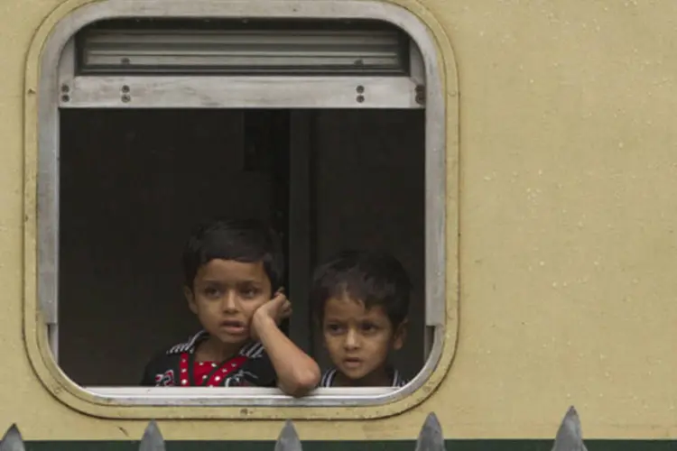 Crianças em trem rumo a comemoração de feriado islâmico: movimento separatista assumiu a responsabilidade e disse que os mortos eram membros da inteligência e das forças de segurança (Faisal Mahmood/Reuters)