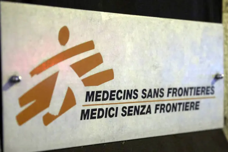 
	Placa do M&eacute;dicos Sem Fronteiras (MSF) na Su&iacute;&ccedil;a: o objetivo do programa &eacute; financiar pesquisas para encontrar novos antibi&oacute;ticos
 (Reuters / Denis Balibouse)
