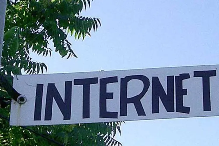 Tecnicamente desnecessário, o provedor é obrigatórios para quem contrata uma conexão de banda larga via linha telefônica fixa no Brasil (Cawi2001 / Wikimedia Commons)