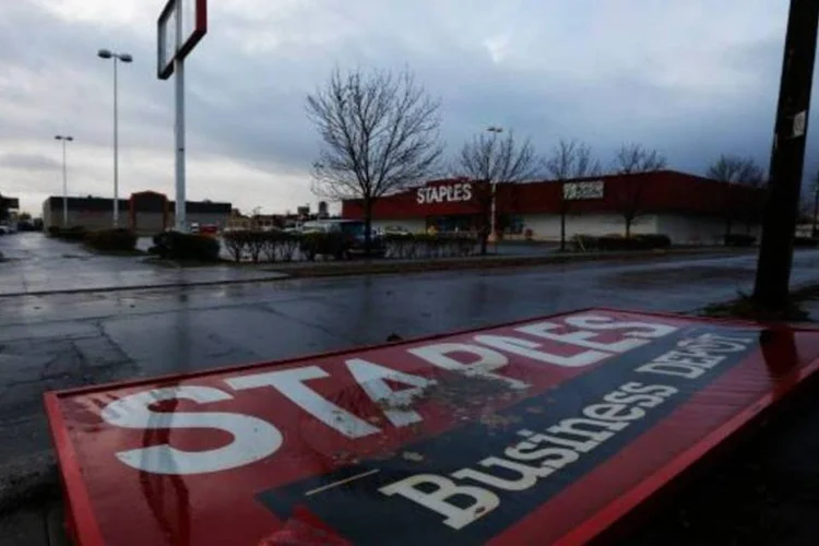 Placa derrubada pelo temporal Sandy que matou uma mulher em Toronto, no Canadá (Mark Blinch/Reuters)