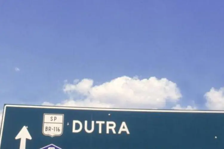 Placa indicando a rodovia Dutra (Antonio Milena/Veja São Paulo)
