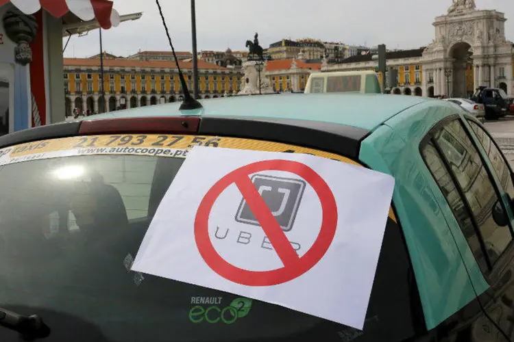 
	Placa contra o Uber em protesto de taxistas
 (Hugo Correia/Reuters)