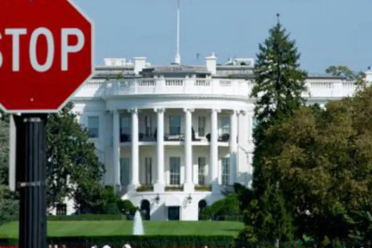 
	Placa de &quot;Pare&quot; e Casa Branca ao fundo: seguran&ccedil;a ser&aacute; revista
 (AFP)