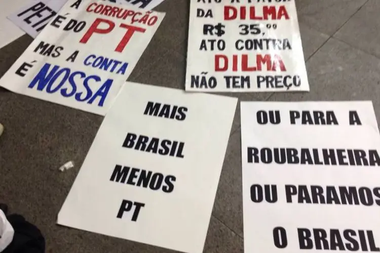 Placas contra o governo Dilma durante protesto em 15 de março (Beatriz Souza/ EXAME.com)