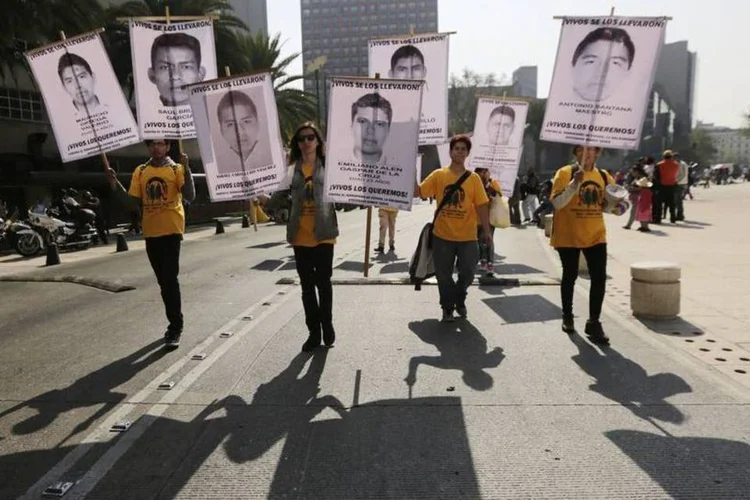 
	Pessoas seguram placas com imagens de alguns dos 43 estudantes desaparecidos desde setembro no estado de Guerrero, no M&eacute;xico, em 6 de dezembro de 2014
 (Reuters/Henry Romero)