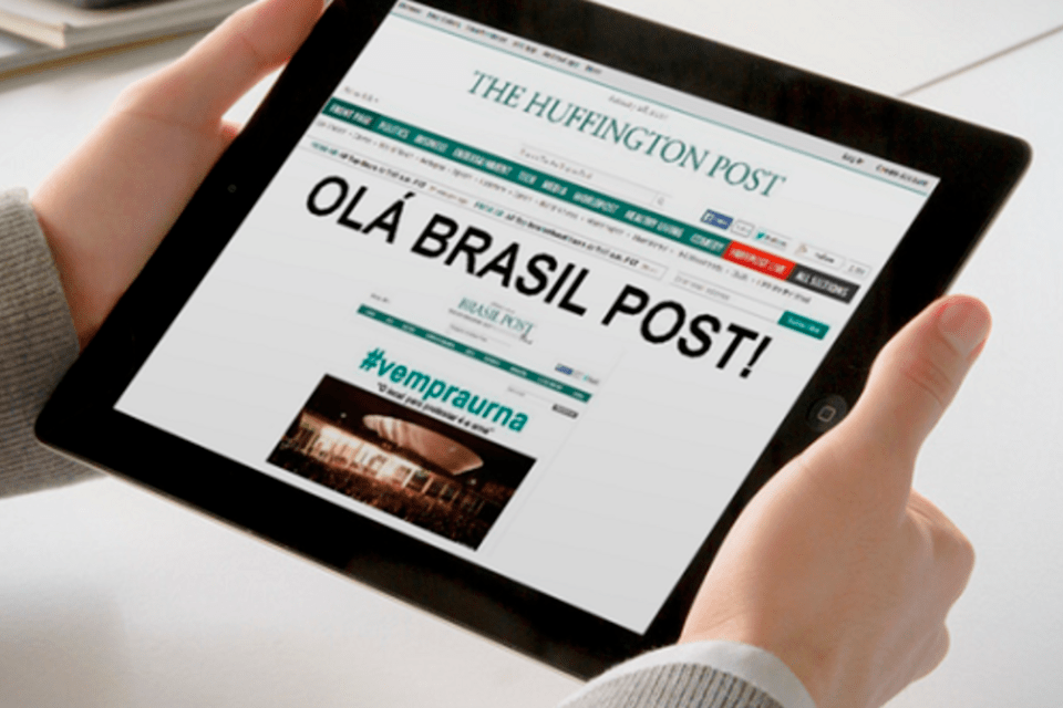 
	Tablet com home do Huffington Post homenageando o Brasil Post: site brasileiro vai mudar de nome e ser&aacute; Huffington Post Brasil
 (Montagem/Place.it/EXAME.com)