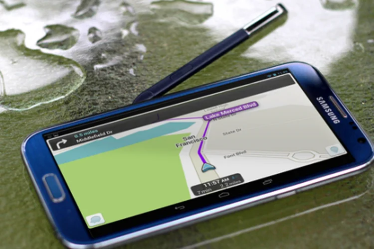 
	App Waze: em dias de rod&iacute;zio, o aplicativo ainda ir&aacute; calcular a rota mais r&aacute;pida, s&oacute; que evitando a zona de restri&ccedil;&atilde;o
 (Montagem/Place.it/EXAME.com)