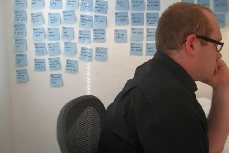 Mural de post-its: não vale deixar as resoluções de ano-novo para 3 de janeiro (Adactio/Flickr/Creative Commons)
