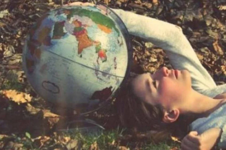 Menina com globo do planeya  (Creative Commons/ Martinak15)
