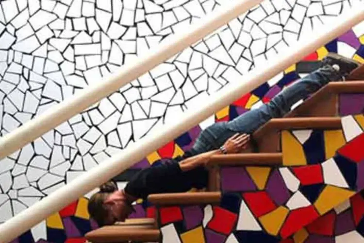 Homem pratica planking na Espanha: jogo virou febre nos últimos meses ao redor do globo