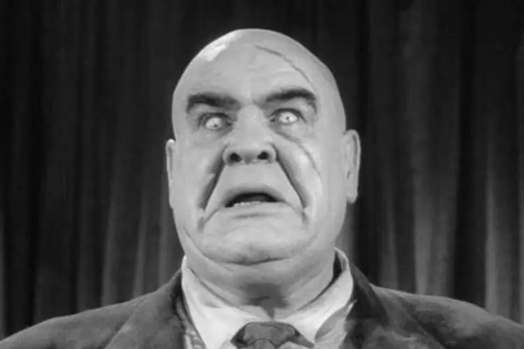 Cena de Plan 9 from Outer Space com o ator Tor Johnson, com a expressão facial que se tornou conhecida como máscara de Halloween (Wikimedia Commons)