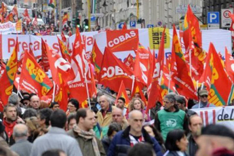 Protestos em Roma contra o pacote de austeridade do governo italiano: a Itália não consegue tranquilizar os mercados, que duvidam da credibilidade do governo
 (Tiziana Fabi/AFP)