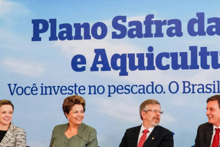 
	Dilma em apresenta&ccedil;&atilde;o do Plano Safra da Pesca e Agricultura: o plano, que ser&aacute; dotado com R$ 4,1 bilh&otilde;es, implicar&aacute; em assist&ecirc;ncia t&eacute;cnica aos pescadores e aos aquicultores
 (Roberto Stuckert Filho/Presidência da República)