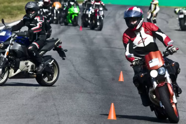 Alunos da Riding School: Faturamento de 2 milhões de reais com aulas de pilotagem de motocicletas com alta cilindrada (Mário Rodrigues)