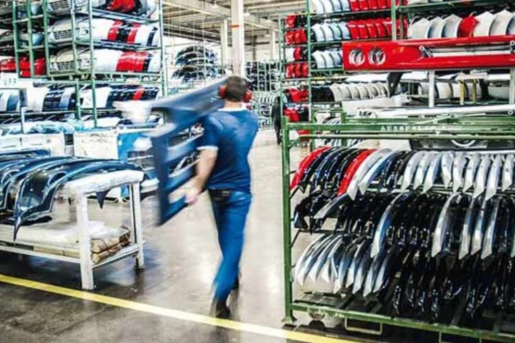 
	F&aacute;brica em Jundia&iacute; (SP): &uacute;ltima pesquisa Focus do BC prev&ecirc; expans&atilde;o de apenas 2,5 por cento para a economia em 2014
 (Alexandre Battibugli/EXAME.com)