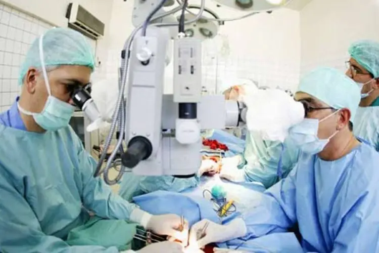 Cirurgia plástica: segundo investigadores, falso cirurgião aplicou injeções de cimento no glúteo, lábios, coxas e peito da vítima, fechando as zonas tratadas com cola e algodão (Brent Stirton/Getty Images)