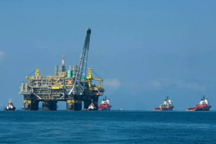 Plataforma de extração de petróleo: emergentes devem ser os principais responsáveis pela demanda do setor em 2010 (Felipe Dana/Divulgação)