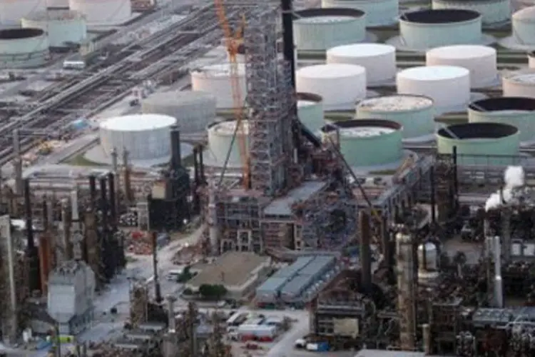 Refinaria de petróleo: demanda experimentará um aumento médio de 1,3 milhão de barris diários em 2011 (Win Mcnamee/AFP)
