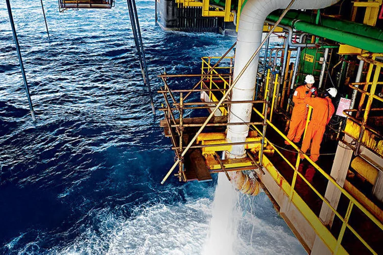 
	Petrobras: a venda da participa&ccedil;&atilde;o em Carcar&aacute; para a norueguesa Statoil ASA ajudar&aacute; a Petrobras a pagar d&iacute;vidas ou investir em outros projetos
 (Germano Luders/Exame)
