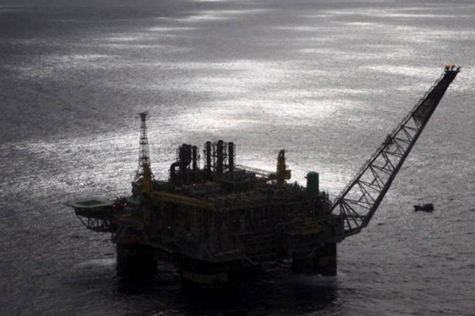Petroleiro morre ao cair de plataforma na Bacia de Campos