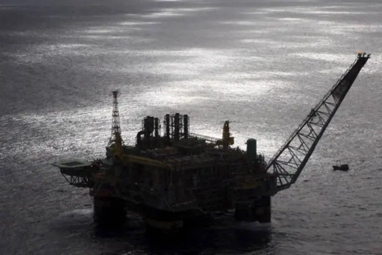 Plataforma de exploração de petróleo na Bacia de Campos, próximo da costa do Rio de Janeiro (Rich Press/Bloomberg)