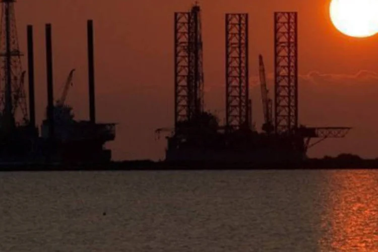 
	Petr&oacute;leo: em todo o mundo, o total de plataformas ficou em 1.761 no m&ecirc;s passado, mostrando diminui&ccedil;&atilde;o de 130 unidades ante janeiro e de 1.225 no confronto anual
 (.)