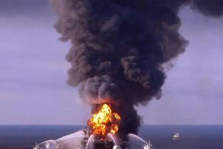 A plataforma da BP pega fogo: Morgan Stanley acredita que prejuízo possa alcançar US$ 25 bilhões  (AFP/US COAST GUARD/Archivo)