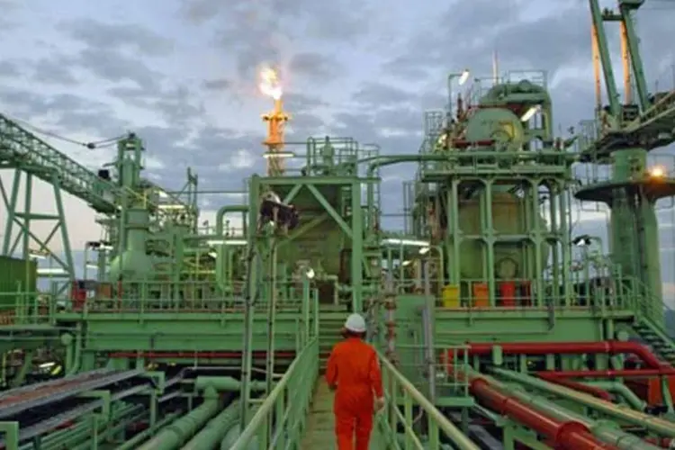 
	Plataforma da Petrobras no Campo de Tupi, na Bacia de Santos: a petroleira precificou uma emiss&atilde;o no total de 450 milh&otilde;es de libras em b&ocirc;nus 2029 a 97,472 por cento do valor de face
 (Divulgação)