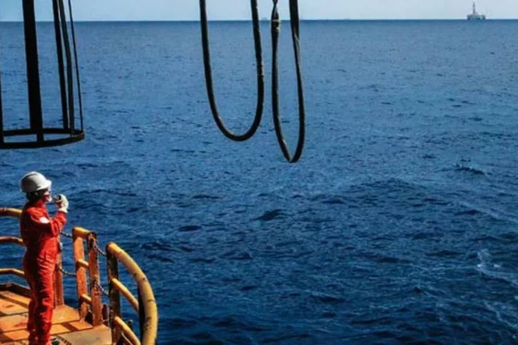 
	Plataforma da Petrobras: o campo de Sapinho&aacute; &eacute; operado pela Petrobras (45%), em parceria com a BG E&amp;P Brasil Ltda(30%) e a Repsol Sinopec Brasil S.A. (25%)
 (André Valentim/EXAME.com)
