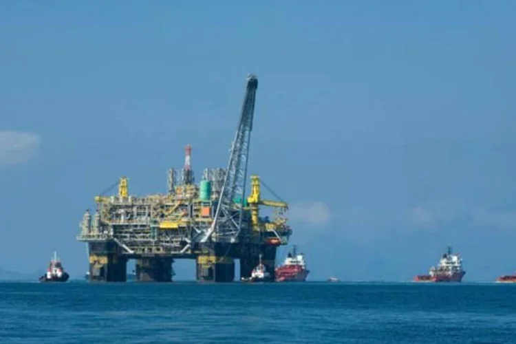 Pertencente à empresa Trans Ocean, que presta serviços à indústria de óleo e gás em países produtores, a plataforma estava parada desde o primeiro trimestre no cais do Arsenal de Marinha, na Ilha das Cobras (Felipe Dana/Divulgação/EXAME)
