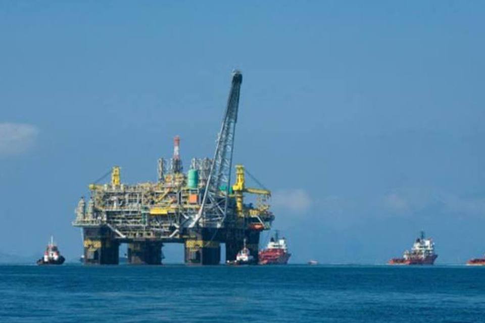 Plataforma de petróleo inclina;tripulantes são retirados