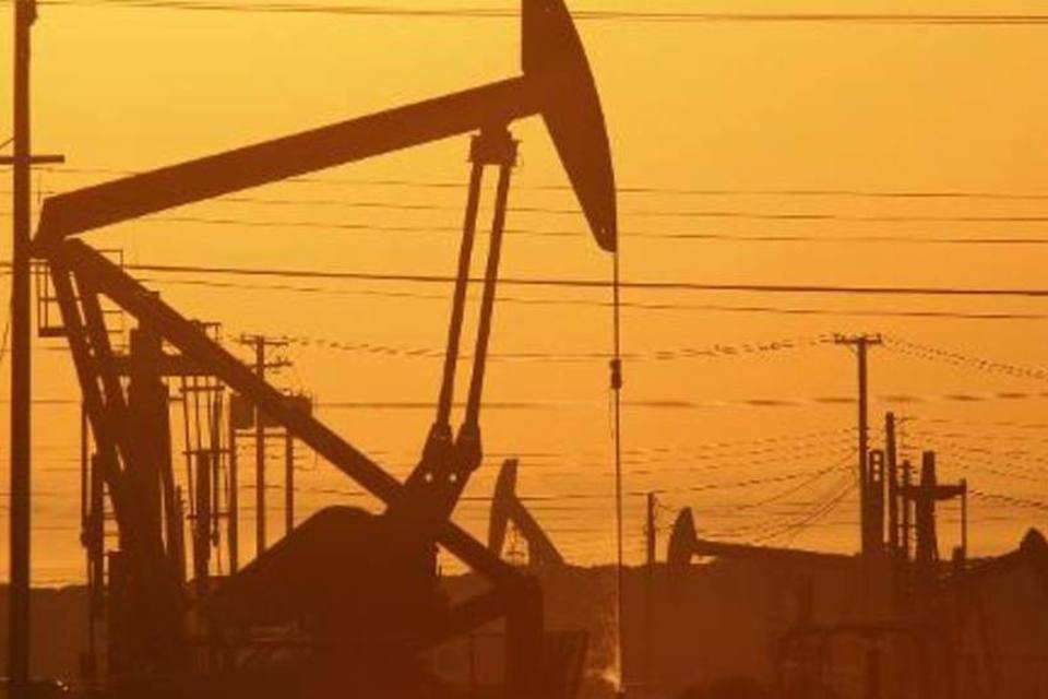 Petróleo sobe com dólar fraco e temor no Oriente Médio