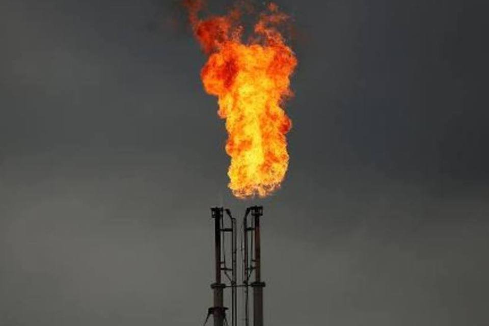 Petróleo opera em baixa, após queda da indústria chinesa