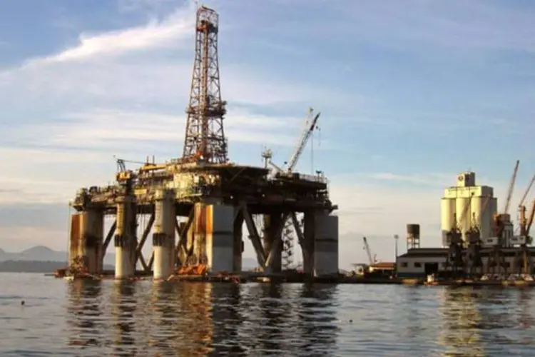 Plataforma de petróleo no porto de Angra (Luiz Baltar/stock.xchng)