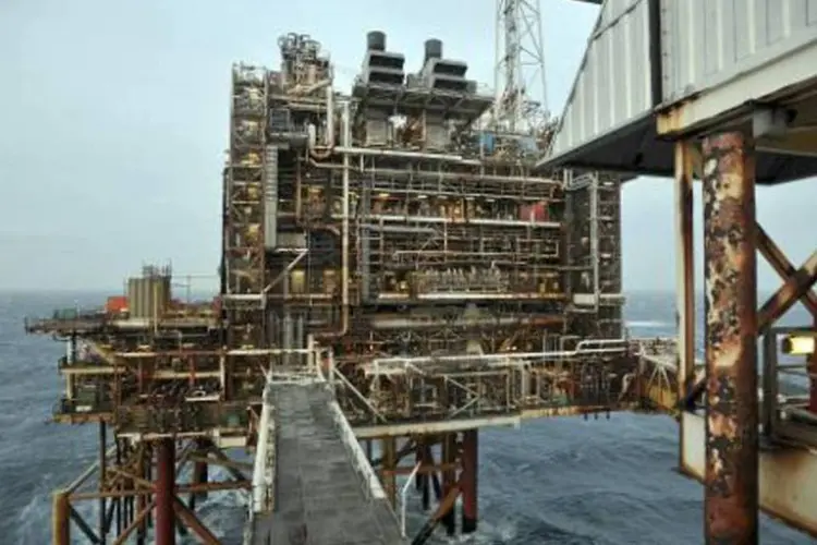 Plataforma de petróleo no Mar do Norte: demanda energética mundial crescerá menos até 2040 (Andy Buchanan/AFP)