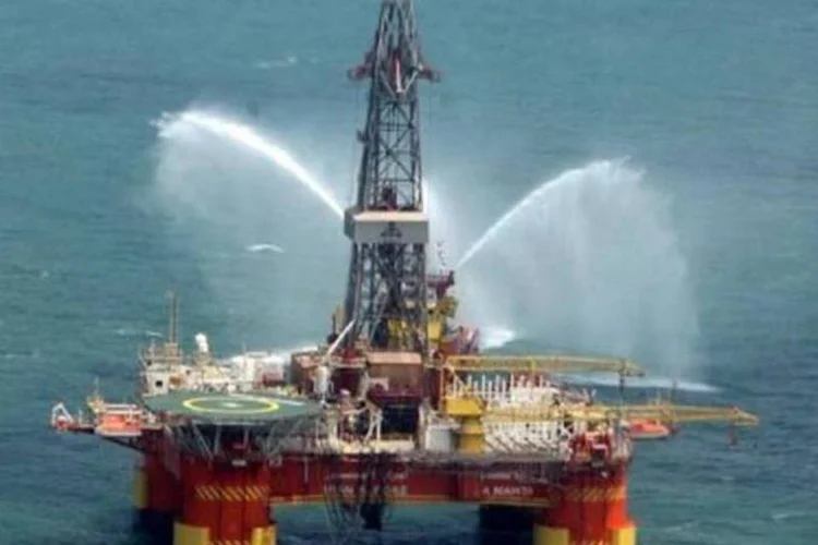 Plataforma de petróleo: em Londres, preço do barril superou US$ 120 hoje (Arquivo/AFP)